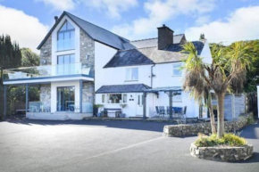 Beautiful cottage a stones throw from the beach.